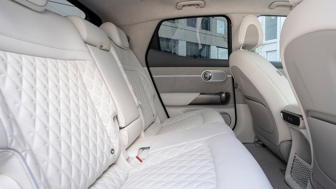 Genesis GV60 Standard RWD (2022-…) задние сиденья, пассажирские сиденья, пространство для ног, пространство над головой, интерьер