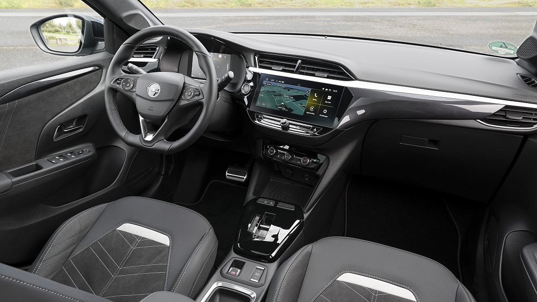Opel Corsa Electric 51 kWh (2023-…) интерьер, переднее сиденье, водительское сиденье, приборная панель, рулевое колесо, информационно-развлекательная система, кокпит