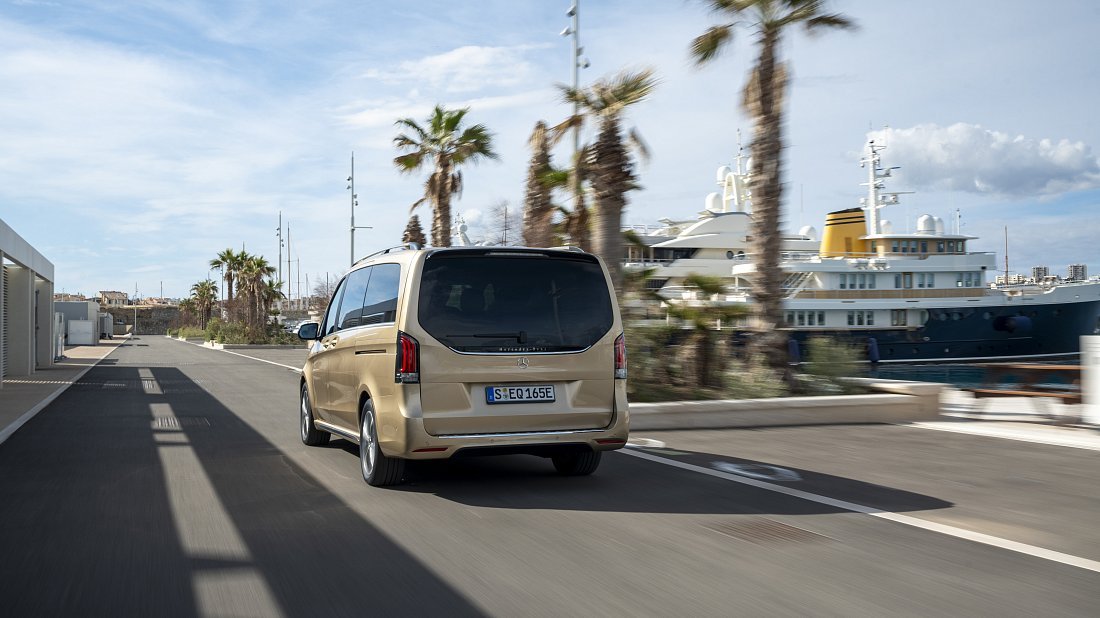 Фото Mercedes EQV 250 Extra Long (2024-...) вид сзади, задние фонари
