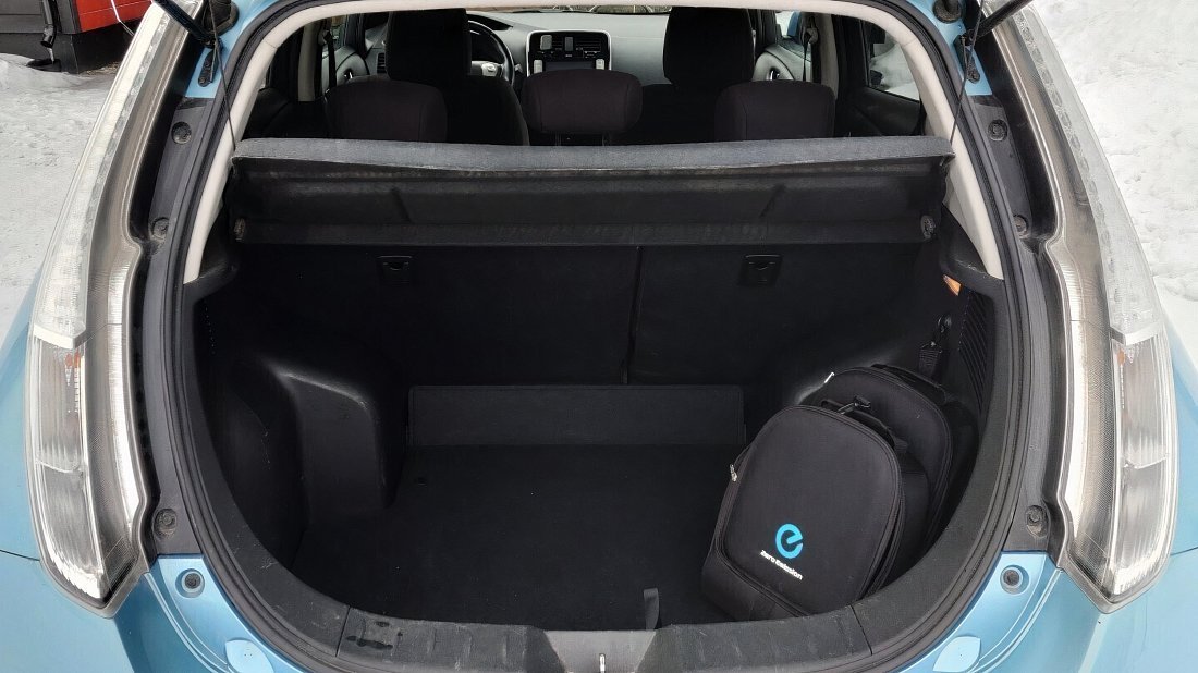Nissan Leaf 30 kWh (2015-2018) багажник, сиденья подняты, грузовое пространство, объем багажника, вместимость багажника, место для хранения