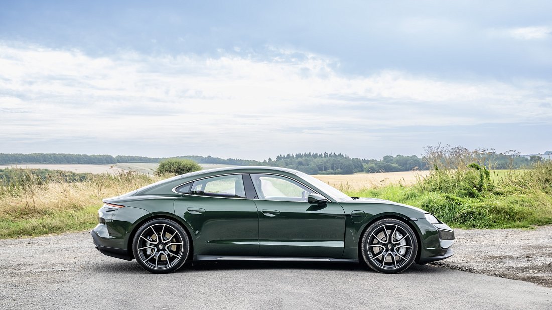 Porsche Taycan Turbo S (2024-…) вид сбоку, силуэт, двери, колеса, экстерьер