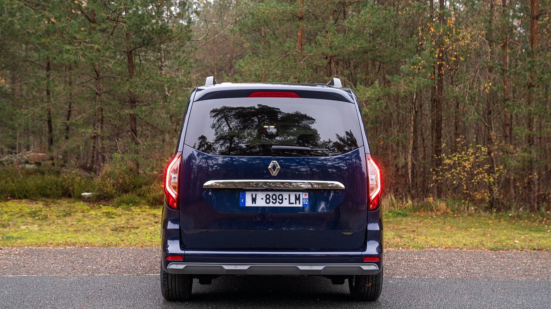 Renault Kangoo E-Tech Electric (2022-…) вид сзади, задние фонари, багажник, спойлер, эмблема, бампер, экстерьер