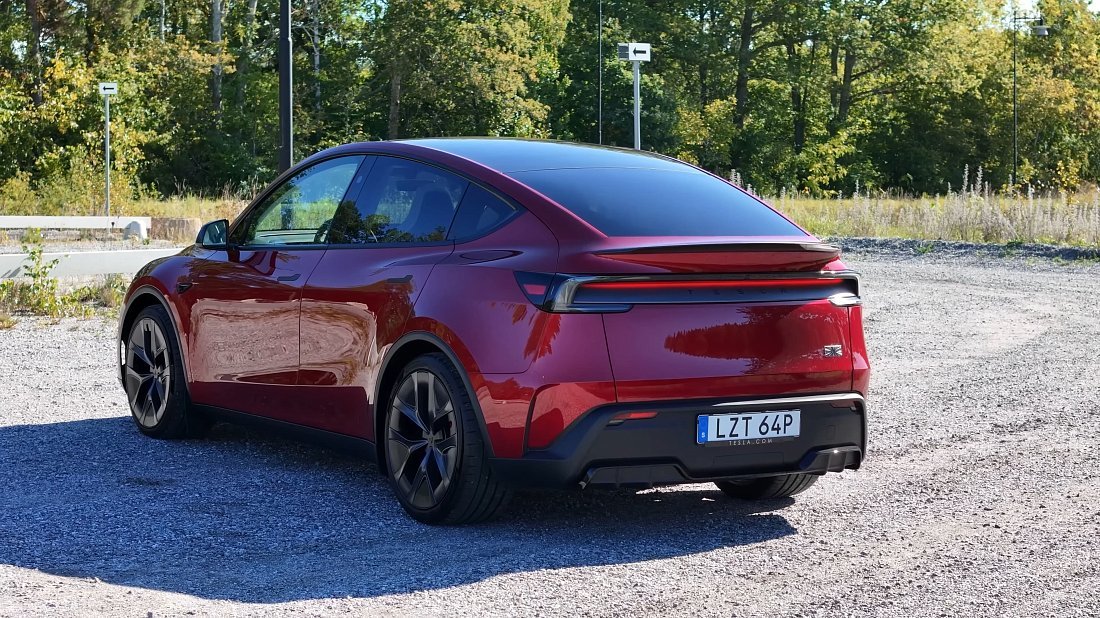 Фото Tesla Model Y Performance (2025-...) задняя часть под углом