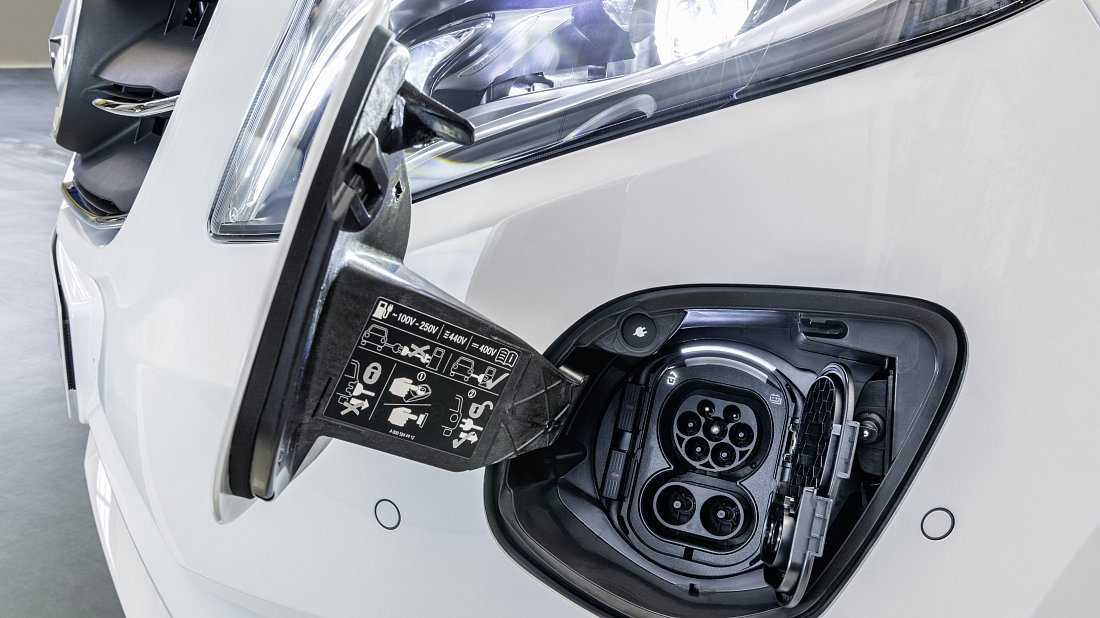 Mercedes eVito Tourer Long 90 kWh (2020-2023) порт для зарядки (Европа), зарядка, разъем, штекер, коннектор