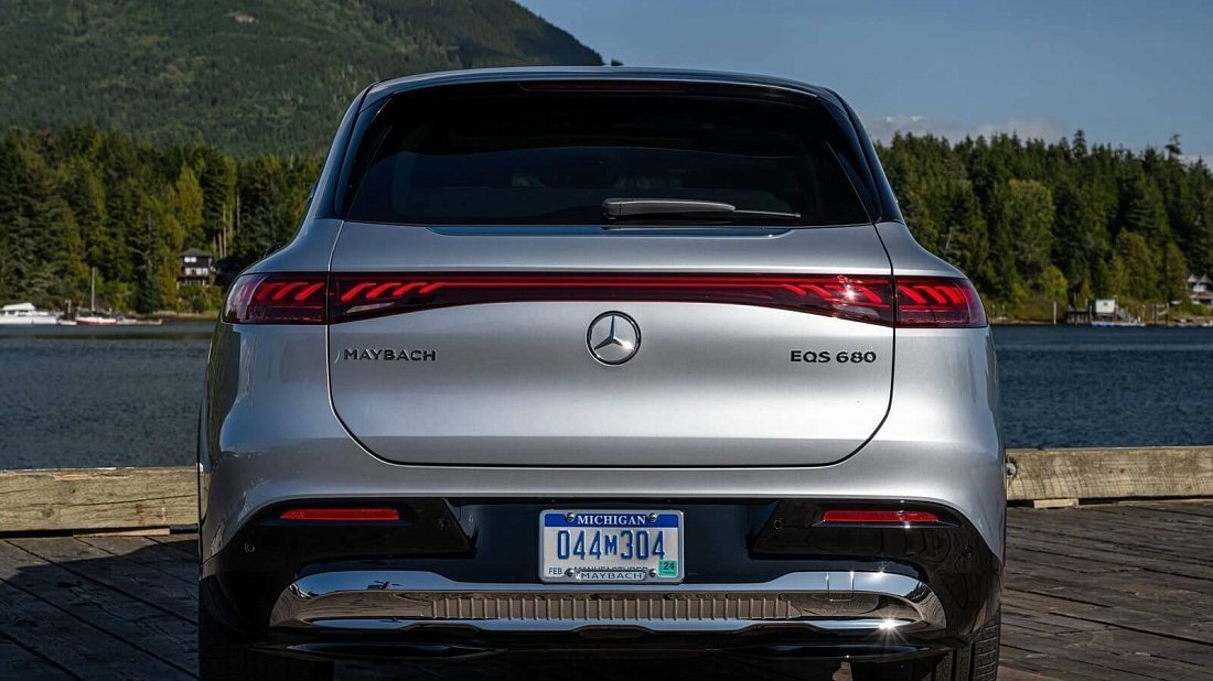 Mercedes EQS SUV Maybach 680 (2024-…) вид сзади, задние фонари, багажник, спойлер, эмблема, бампер, экстерьер