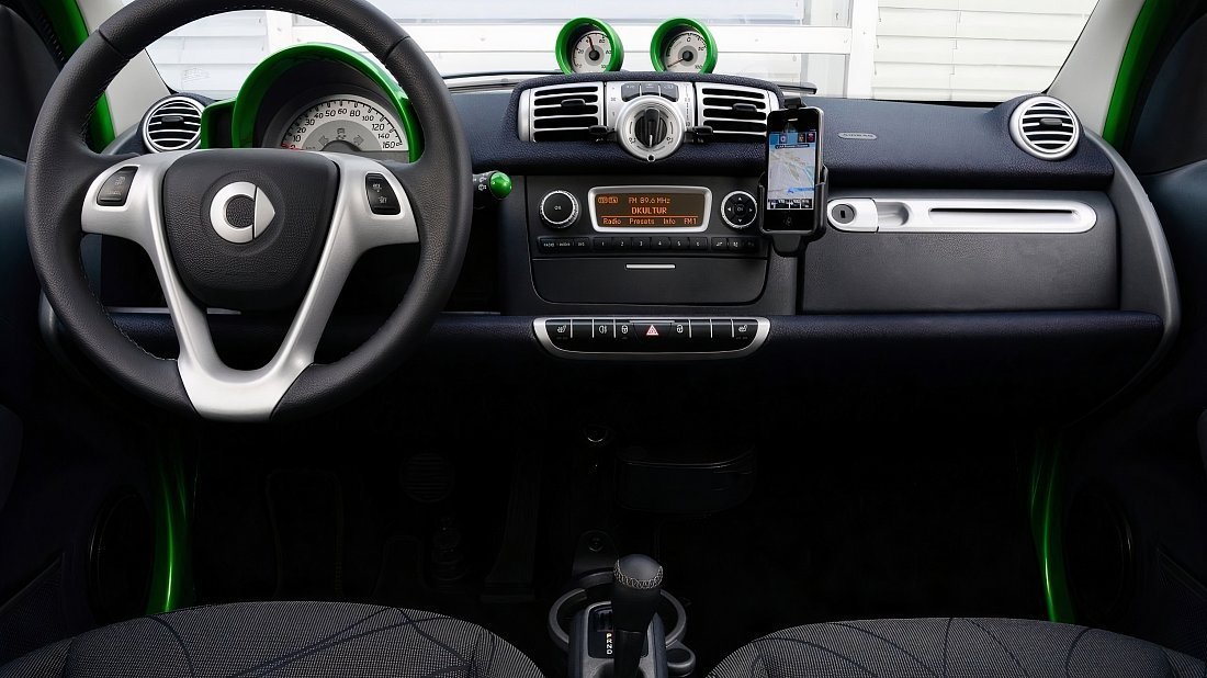 Smart Electric Drive fortwo coupe (2009-2012) интерьер, переднее сиденье, водительское сиденье, приборная панель, рулевое колесо, информационно-развлекательная система, кокпит