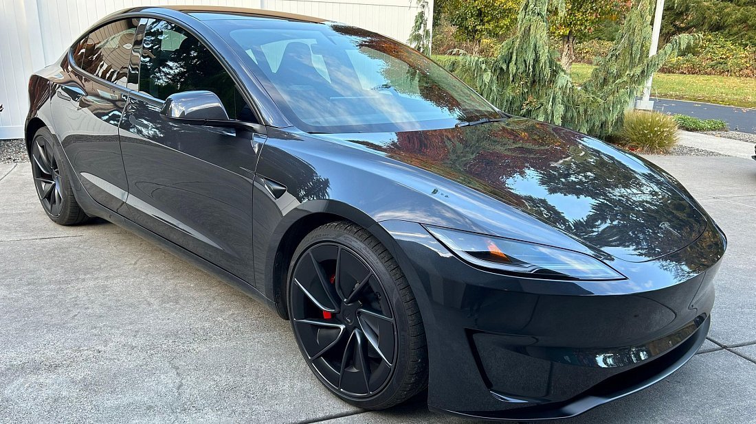 Фото Tesla Model 3 Performance (2025-...) вид спереди, экстерьер