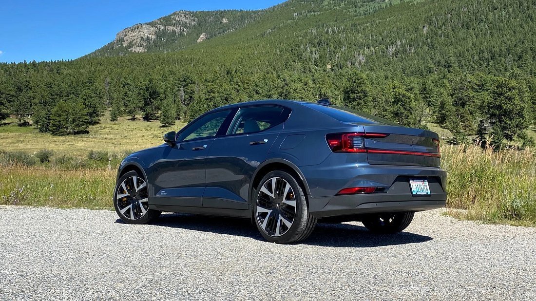 Polestar 2 Long Range Performance (2023-…) задняя часть в три четверти, вид в три четверти, диагональ, экстерьер