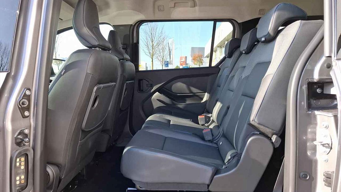 Nissan Townstar Evalia EV L2 (2024-…) задние сиденья, пассажирские сиденья, пространство для ног, пространство над головой, интерьер