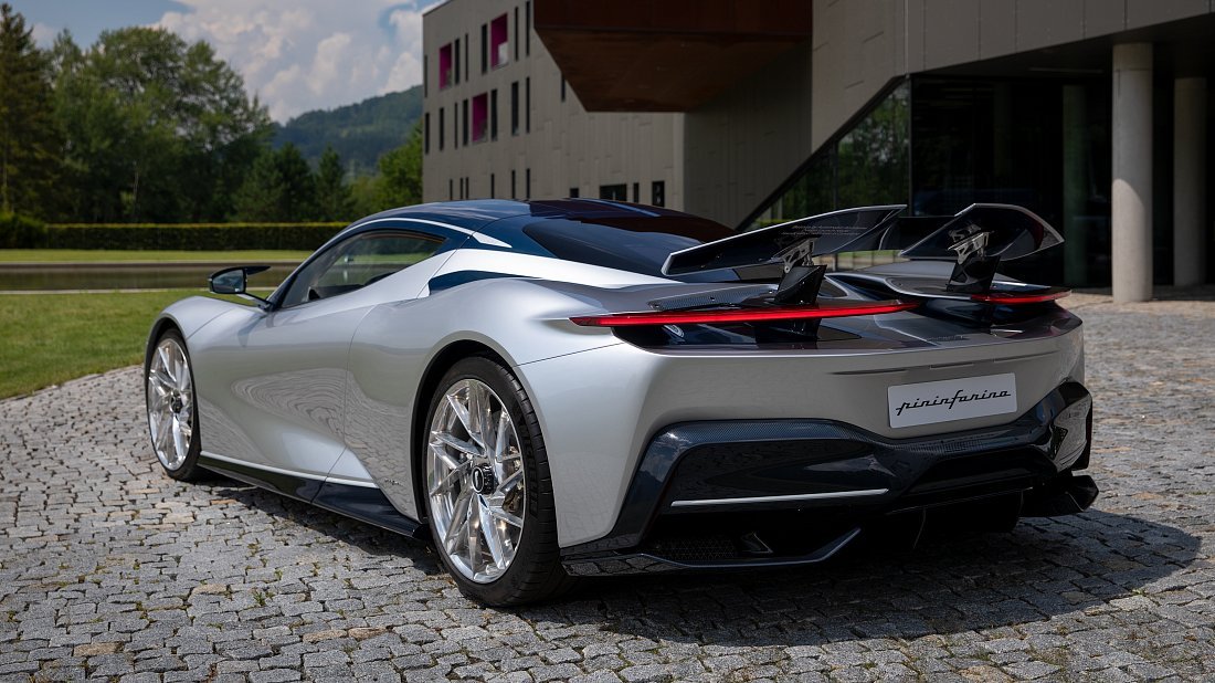 Pininfarina Battista (2022-...) задняя часть в три четверти, вид в три четверти, диагональ, экстерьер