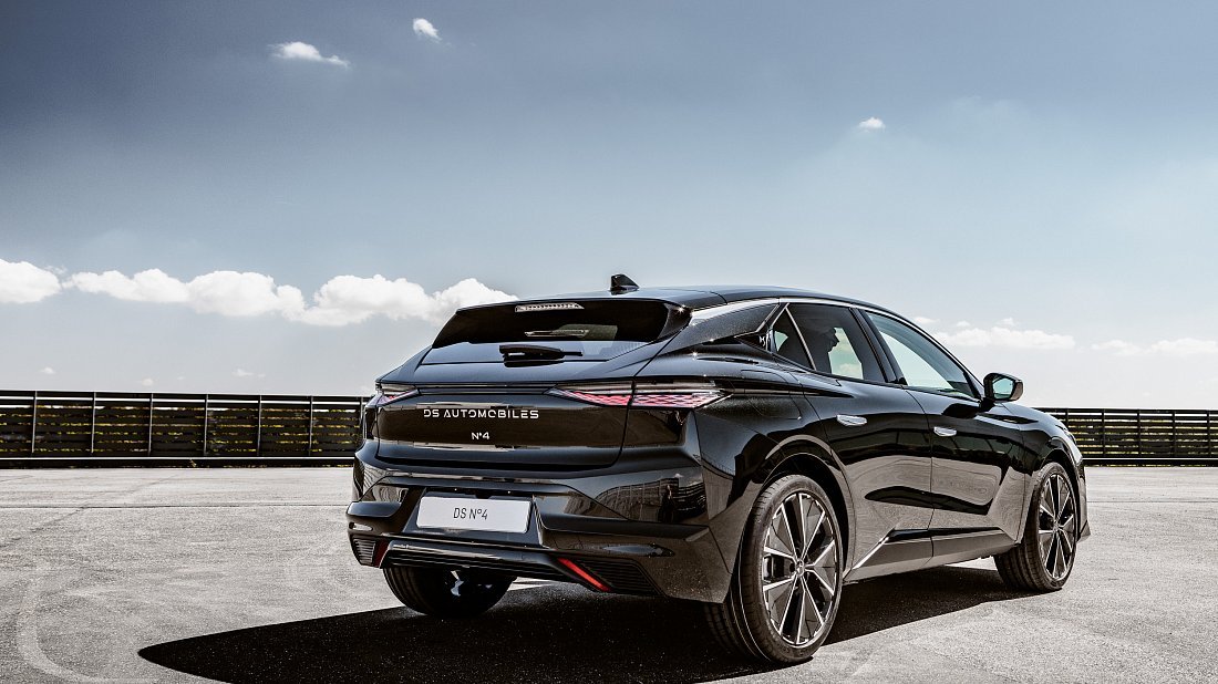 DS 4 E-Tense (2025-…) задняя часть в три четверти, вид в три четверти, диагональ, экстерьер