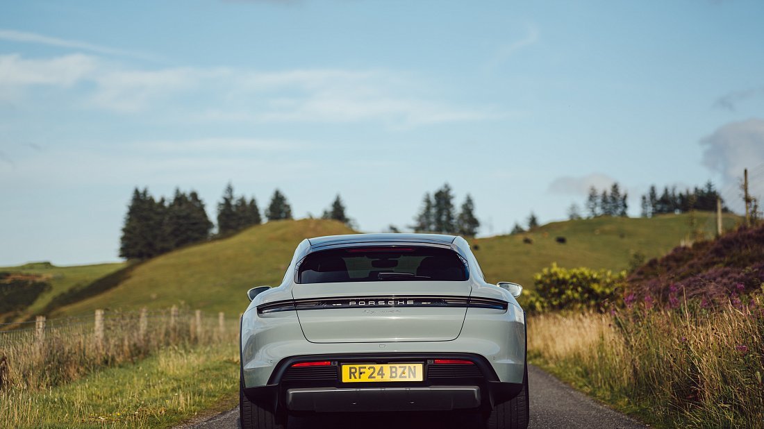 Porsche Taycan 4 Cross Turismo (2024-…) вид сзади, задние фонари, багажник, спойлер, эмблема, бампер, экстерьер