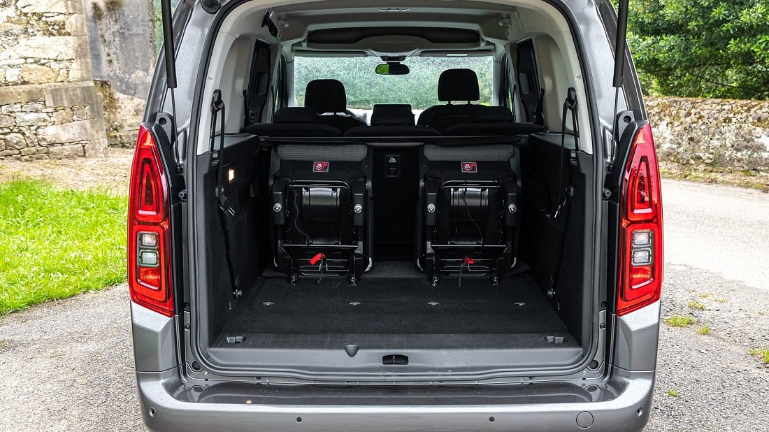 Toyota Proace City Verso Electric L2 50 kWh (2021-2024) багажник, увеличенный объем, сиденья сложены, максимальный объем, максимальный груз, максимальная вместимость, максимальное пространство для хранения