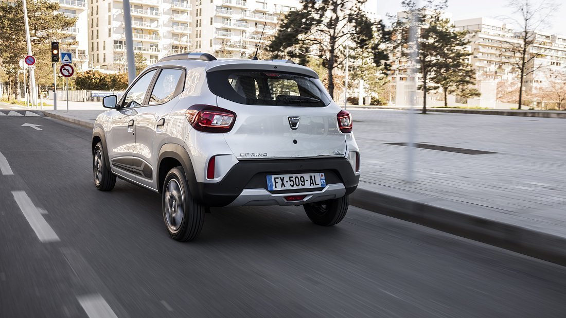 Фото Dacia Spring Electric (2021-2022) задняя часть под углом