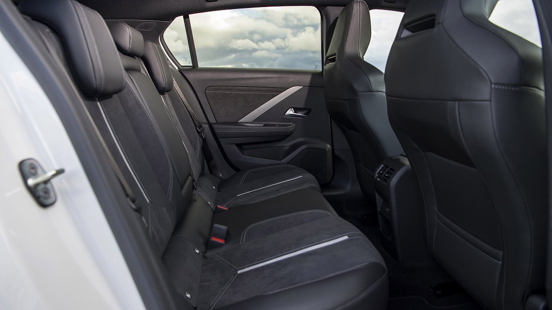 Opel Astra Electric (2023-…) задние сиденья, пассажирские сиденья, пространство для ног, пространство над головой, интерьер