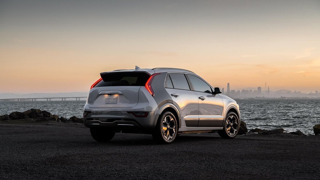 Kia Niro EV Long Range (2022-…) задняя часть в три четверти, вид в три четверти, диагональ, экстерьер