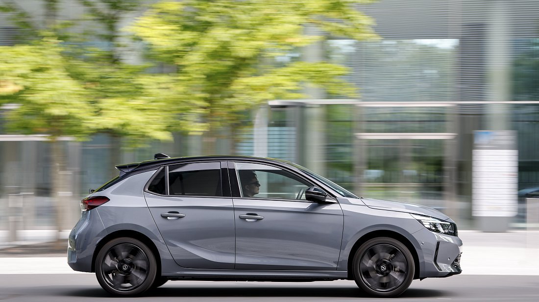 Opel Corsa Electric 51 kWh (2023-…) вид сбоку, силуэт, двери, колеса, экстерьер