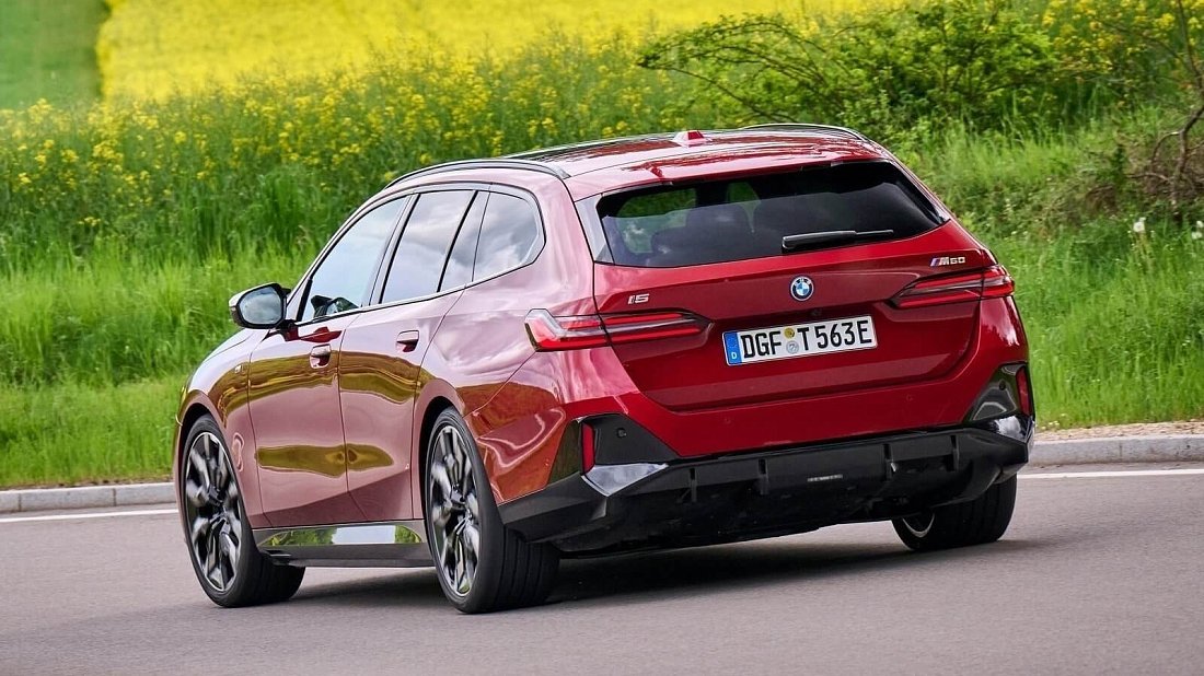 BMW i5 Touring M60 xDrive (2025-…) вид сзади, задние фонари, багажник, спойлер, эмблема, бампер, экстерьер