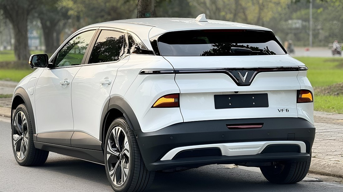 VinFast VF 6 Eco (2024-…) задняя часть в три четверти, вид в три четверти, диагональ, экстерьер