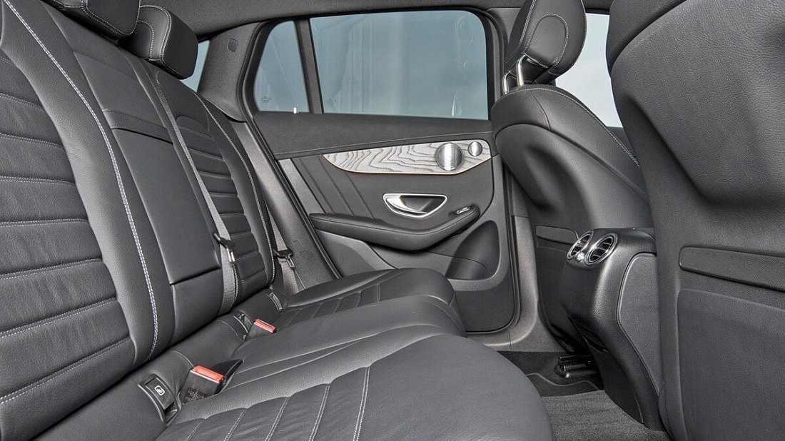 Mercedes EQC 400 4MATIC (2019-2023) задние сиденья, пассажирские сиденья, пространство для ног, пространство над головой, интерьер