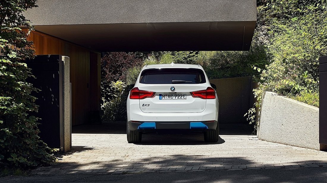 BMW iX3 Gen 1 (2020-2021) вид сзади, задние фонари, багажник, спойлер, эмблема, бампер, экстерьер