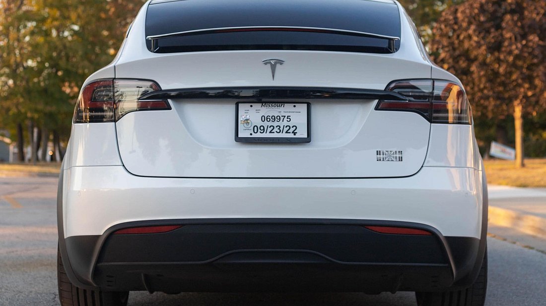 Tesla Model X Plaid (2025-…) вид сзади, задние фонари, багажник, спойлер, эмблема, бампер, экстерьер