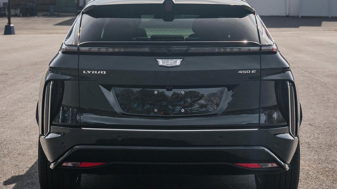 Фото Cadillac Lyriq AWD (2022-…) вид сзади, задние фонари