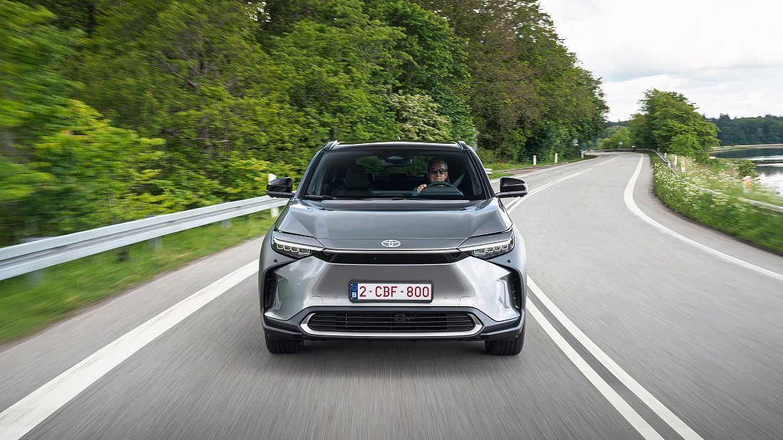 Toyota bZ4X AWD (2022-2025) передняя часть, решетка радиатора, фары, бампер, экстерьер