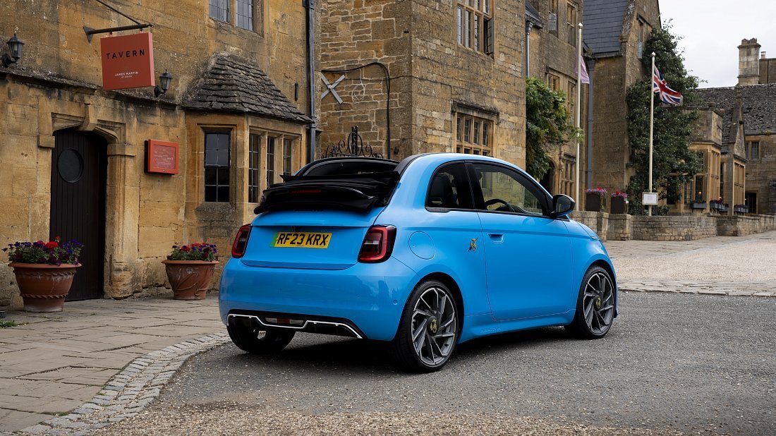Abarth 500e Convertible (2023-…) задняя часть в три четверти, вид в три четверти, диагональ, экстерьер