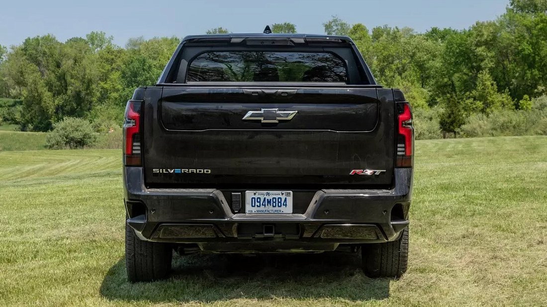 Chevrolet Silverado EV LT Standard Range (2025-…) вид сзади, задние фонари, багажник, спойлер, эмблема, бампер, экстерьер