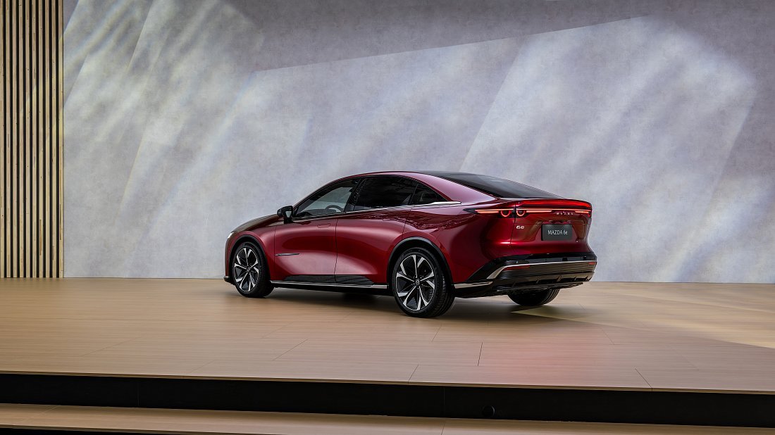 Mazda 6e Long Range (2025-…) задняя часть в три четверти, вид в три четверти, диагональ, экстерьер