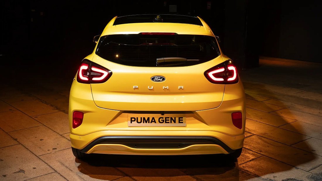 Ford Puma Gen-E FWD (2024-…) вид сзади, задние фонари, багажник, спойлер, эмблема, бампер, экстерьер