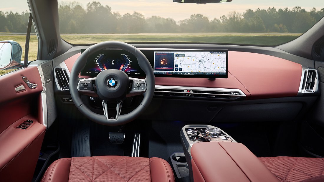 BMW iX xDrive60 (2025-...) интерьер, переднее сиденье, водительское сиденье, приборная панель, рулевое колесо, информационно-развлекательная система, кокпит