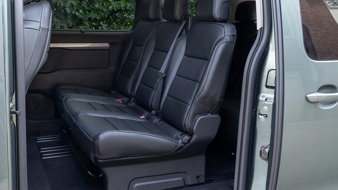 Toyota Proace Verso Electric L1 50 kWh (2024-...) задние сиденья, пассажирские сиденья, пространство для ног, пространство над головой, интерьер