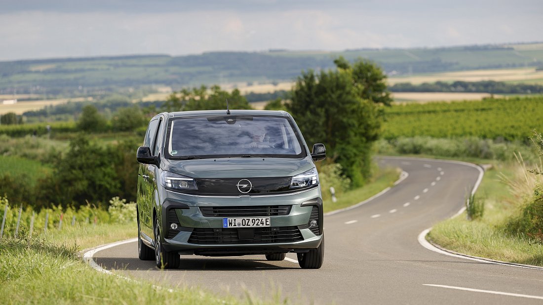 Opel Zafira Electric Life L2 75 kWh (2024-...) передняя часть, решетка радиатора, фары, бампер, экстерьер