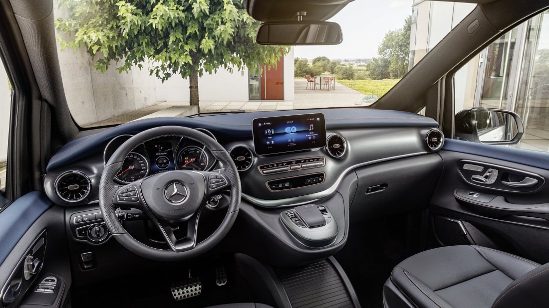 Mercedes EQV 300 Long (2020-2024) интерьер, переднее сиденье, водительское сиденье, приборная панель, рулевое колесо, информационно-развлекательная система, кокпит