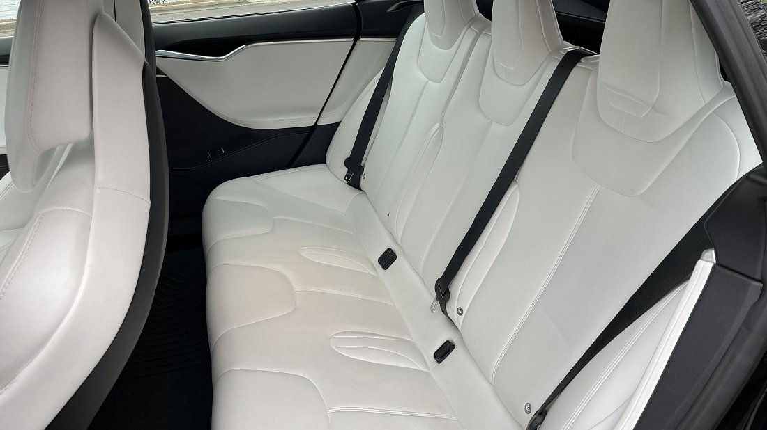 Tesla Model S P100D (2016-2019) задние сиденья, пассажирские сиденья, пространство для ног, пространство над головой, интерьер