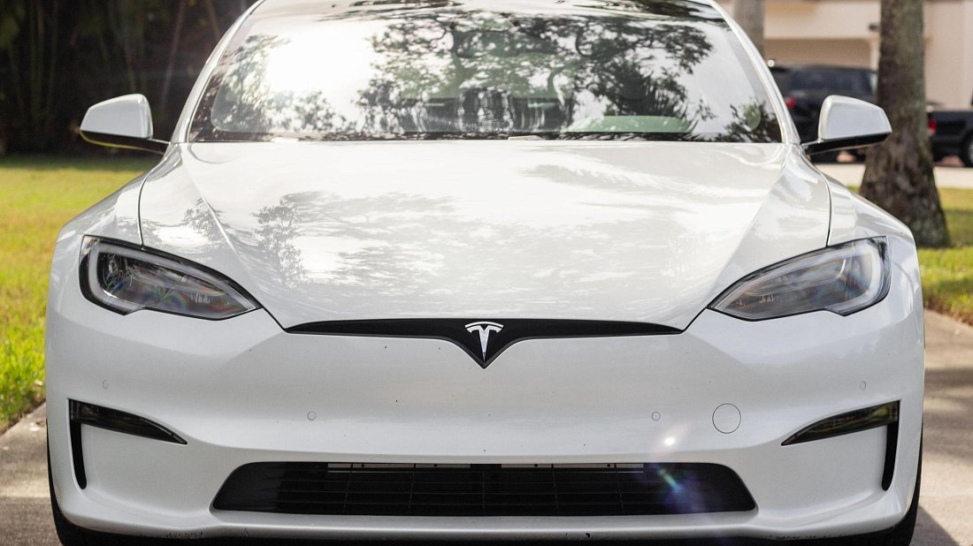 Tesla Model S Plaid (2021-…) передняя часть, решетка радиатора, фары, бампер, экстерьер