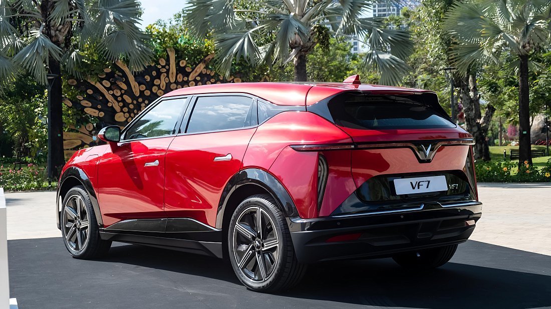 Фото VinFast VF 7 Eco (2024-…) задняя часть под углом