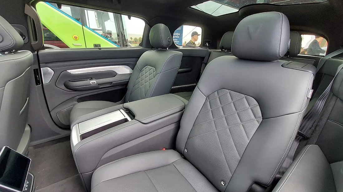 VinFast VF 9 Plus (2024-…) задние сиденья, пассажирские сиденья, пространство для ног, пространство над головой, интерьер