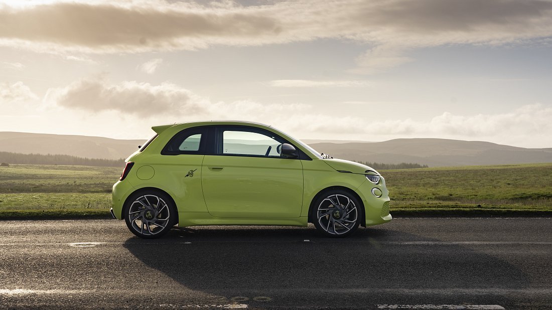 Abarth 500e Hatchback (2023-…) вид сбоку, силуэт, двери, колеса, экстерьер