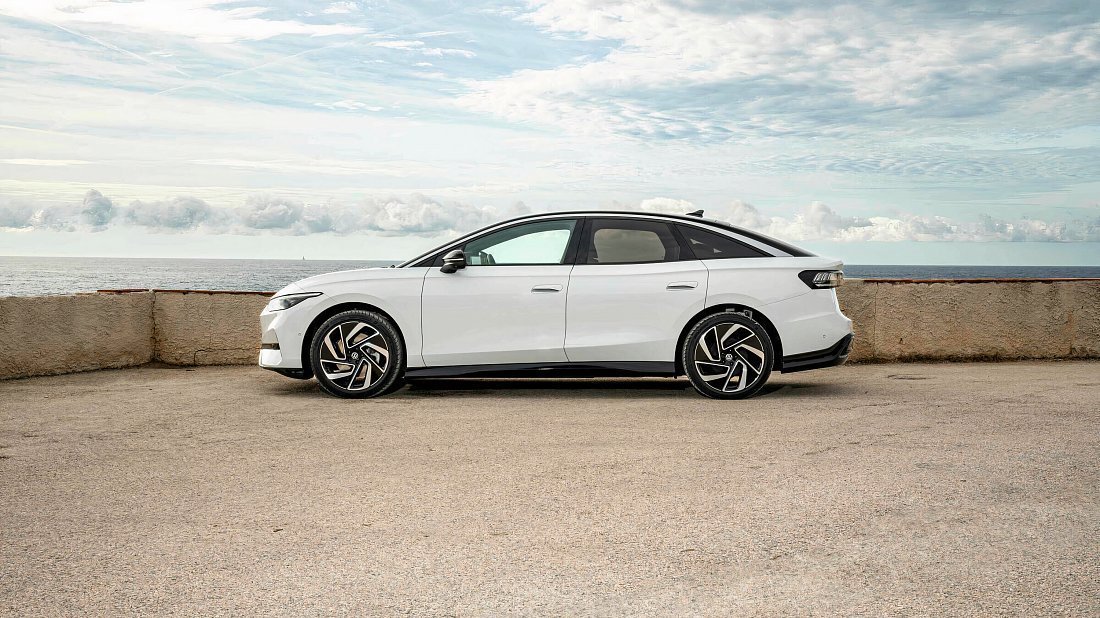 Фото Volkswagen ID.7 Pro (2023-…) вид сбоку