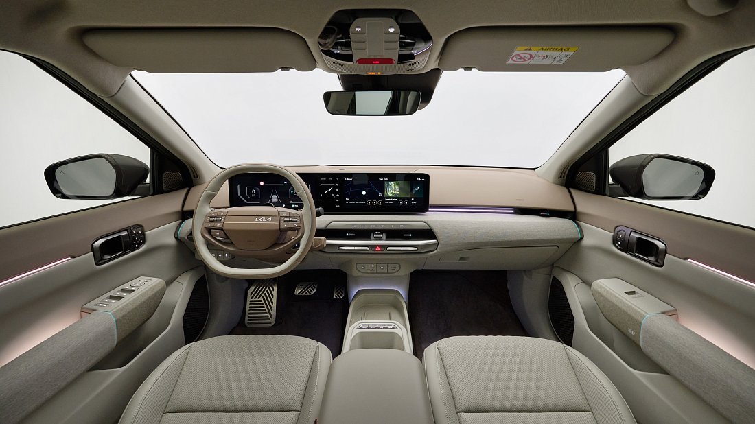 Kia EV4 Sedan Long Range (2025-…) интерьер, переднее сиденье, водительское сиденье, приборная панель, рулевое колесо, информационно-развлекательная система, кокпит