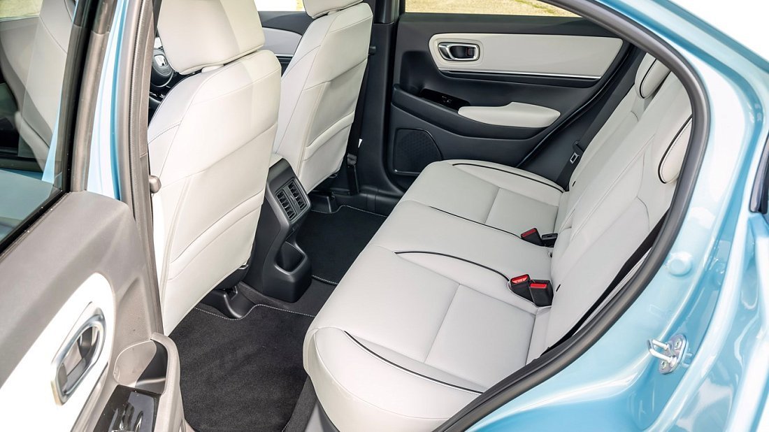 Honda eNy1 (2023-…) задние сиденья, пассажирские сиденья, пространство для ног, пространство над головой, интерьер