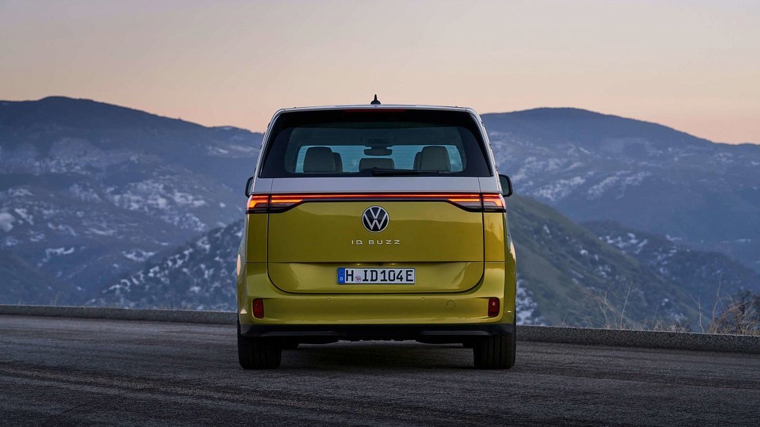 Volkswagen ID.Buzz Pro (2024-...) вид сзади, задние фонари, багажник, спойлер, эмблема, бампер, экстерьер