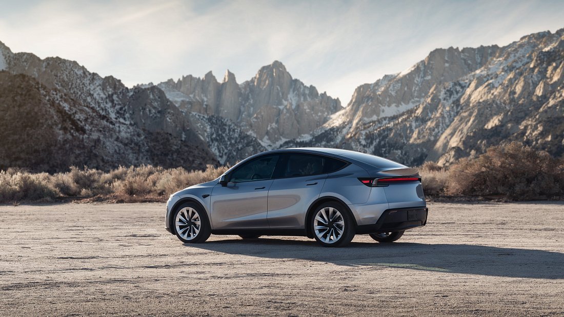 Tesla Model Y Long Range RWD (2025-...) задняя часть в три четверти, вид в три четверти, диагональ, экстерьер