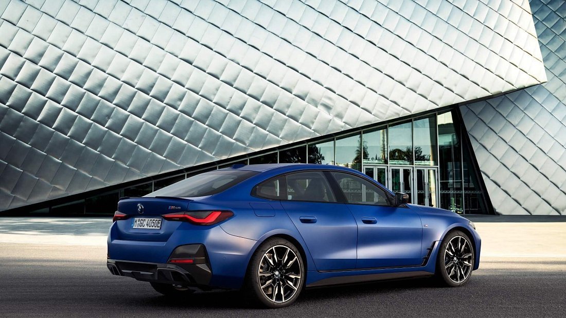 BMW i4 M50 (2021-2024) задняя часть в три четверти, вид в три четверти, диагональ, экстерьер