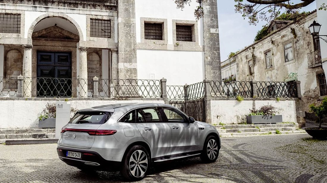 Mercedes EQC 400 4MATIC (2019-2023) задняя часть в три четверти, вид в три четверти, диагональ, экстерьер