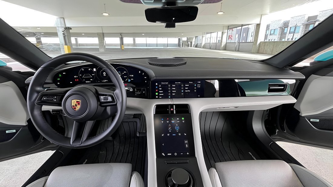 Porsche Taycan Turbo S Sport Turismo (2022-2024) интерьер, переднее сиденье, водительское сиденье, приборная панель, рулевое колесо, информационно-развлекательная система, кокпит