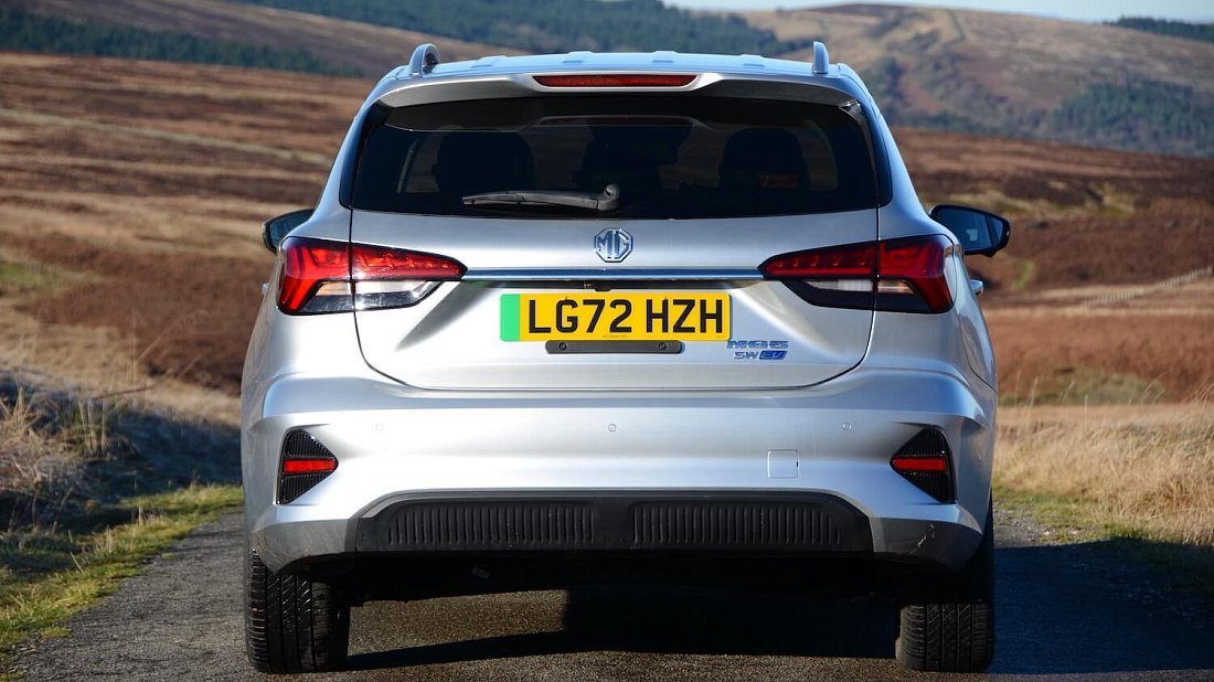 MG MG5 Electric Long Range (2022-…) вид сзади, задние фонари, багажник, спойлер, эмблема, бампер, экстерьер
